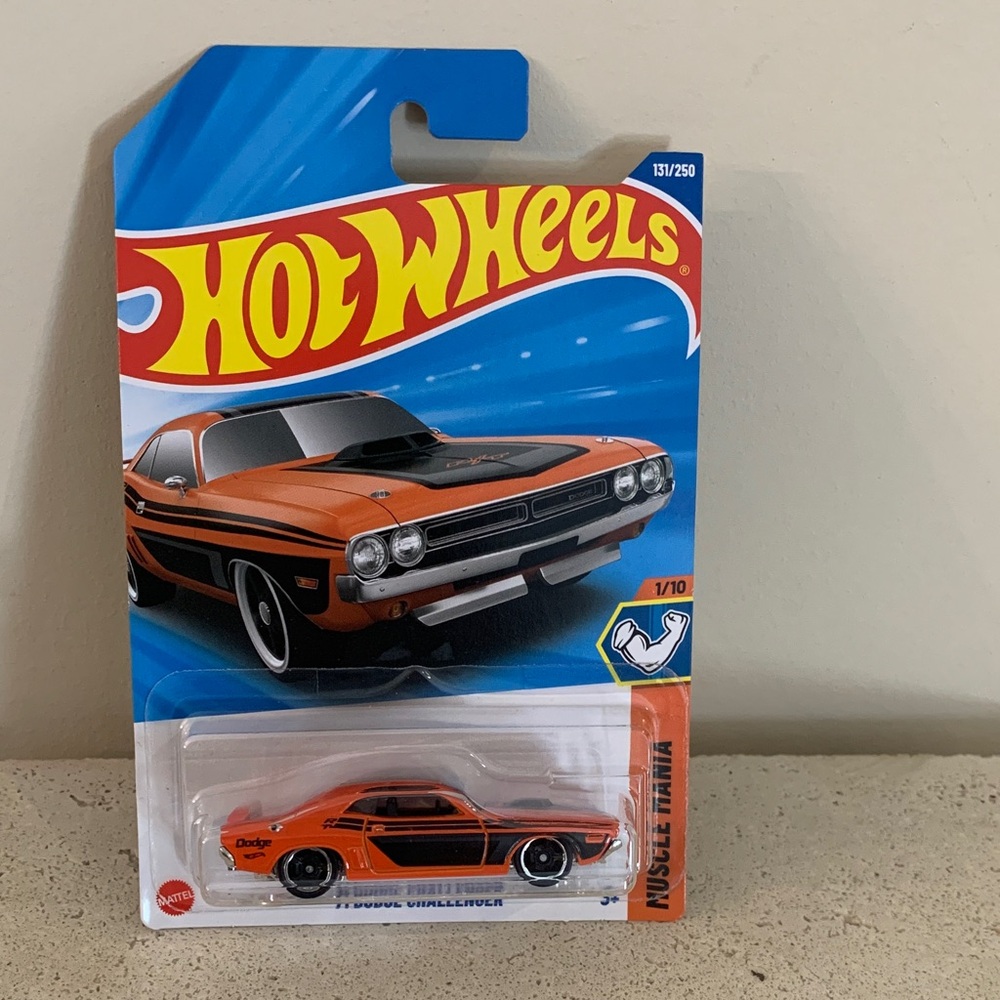 Hot Wheels ‘71 Dodge Challenger Orange black 1/10 131/250 Muscle Mania